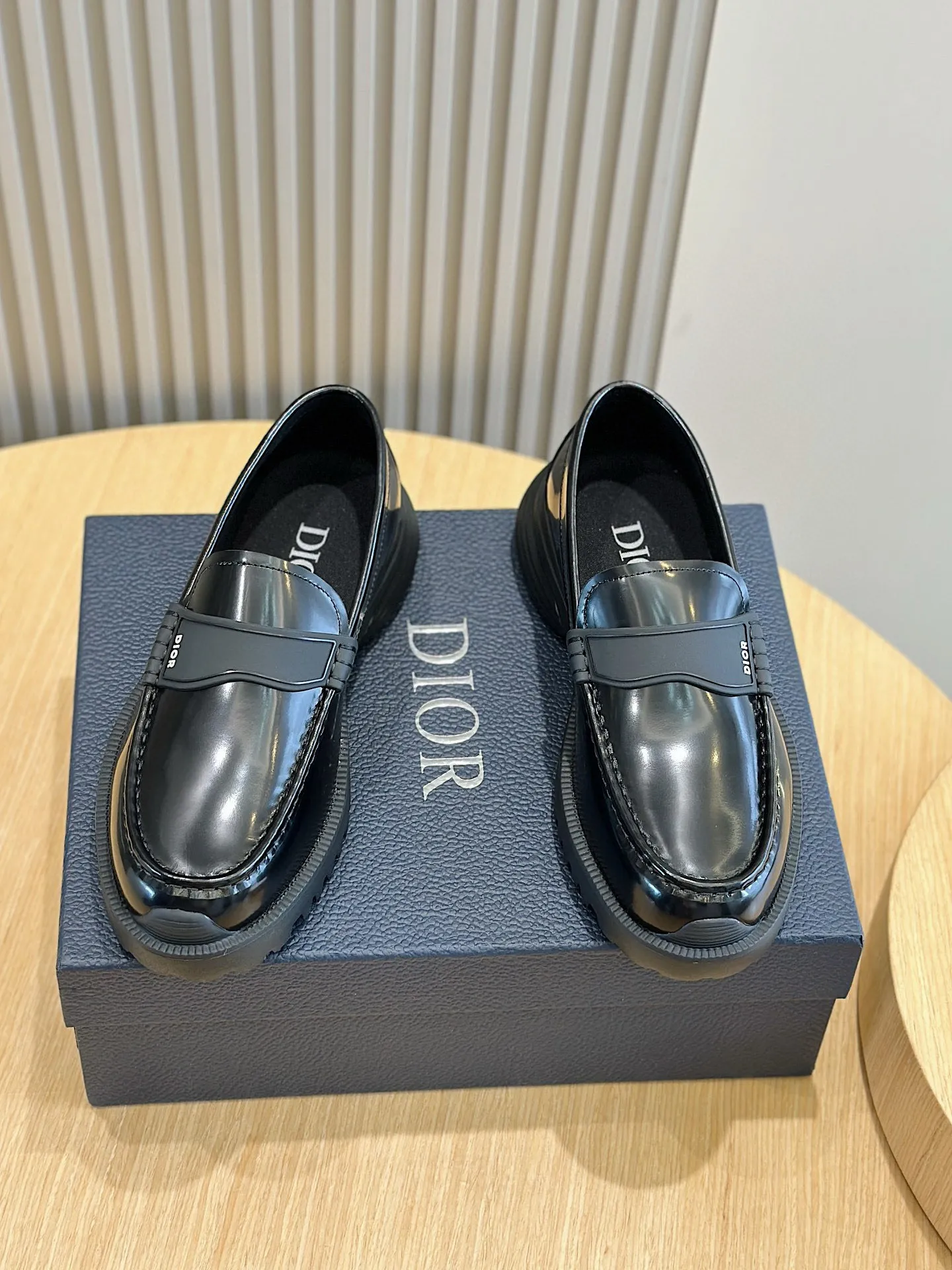 Factory price: 540💰◾️▫️Dior Combat Derby shoes are a new product in the 2024 spring men's wear series, presenting a mixed style that combines fashion design with sports elements. Crafted from black buffed calfskin leather with beige and black Oblique print panels on the sides and tongue. Designed with laces and technical zipper closure, the lightweight mixed-style sole highlights the charm of high-end customization. The Dior signature on the side enhances the style and will add a trendy touch to any look this season. Size: 39-44 (customized at 38.45)
